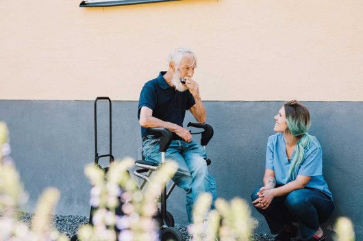 älterer Herr und Pflegerin - Hier bekommen Sie einen Eindruck von unserer Einrichtung