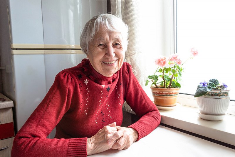 ältere Dame lächelt